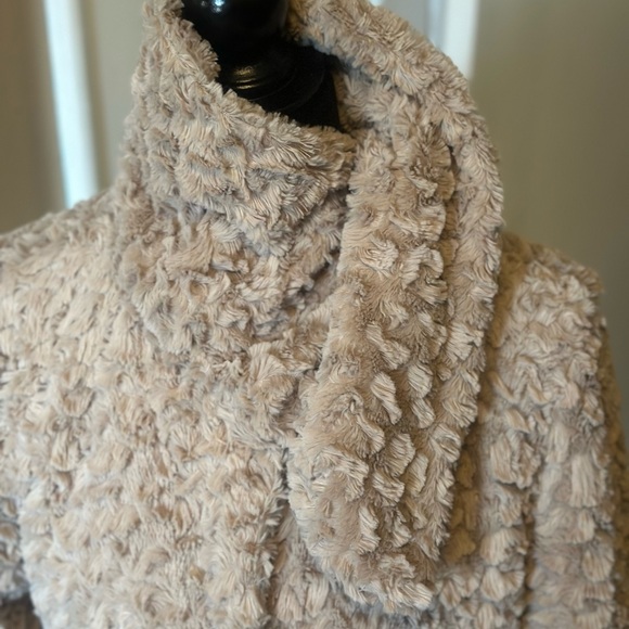 Gorgeous faux fur jacket slight Aline jacket - Picture 4 of 6